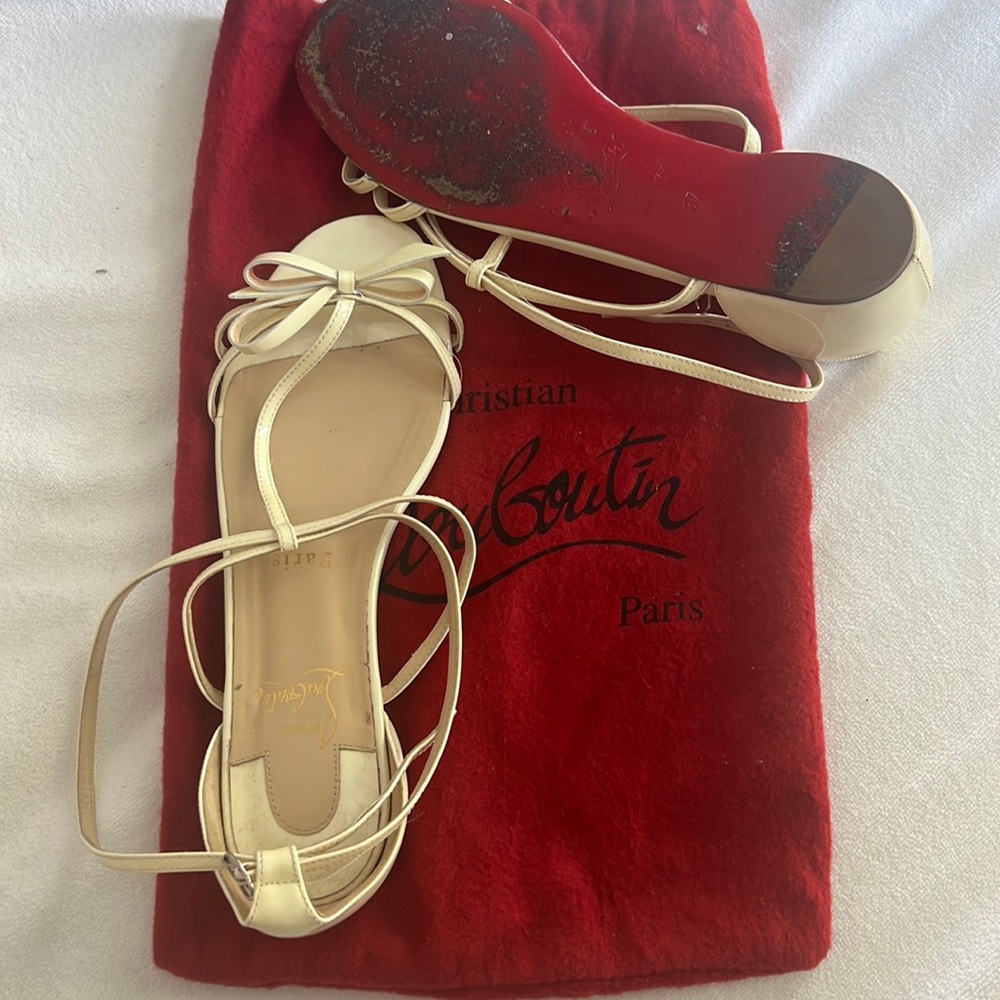 Christian Louboutin flats sandals with dainty bow. Beige.